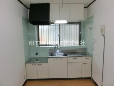 ジョイフル柏原のキッチン|収納たっぷりなキッチンスペースです★