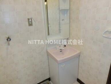 ジョイフル柏原の洗面所|独立洗面台がついて身支度にもってこいです!(^^)!