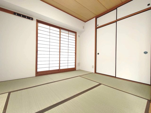 ◆室内リフォーム済み◆三方角住戸で開放的◆近鉄伊勢田駅徒歩５分◆４LDK◆パデシオン宇治伊勢田２番館の和室|和室
