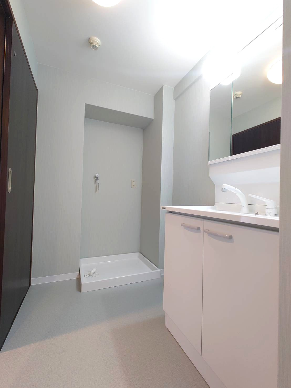 ◆室内リフォーム済み◆三方角住戸で開放的◆近鉄伊勢田駅徒歩５分◆４LDK◆パデシオン宇治伊勢田２番館の独立洗面台|洗面