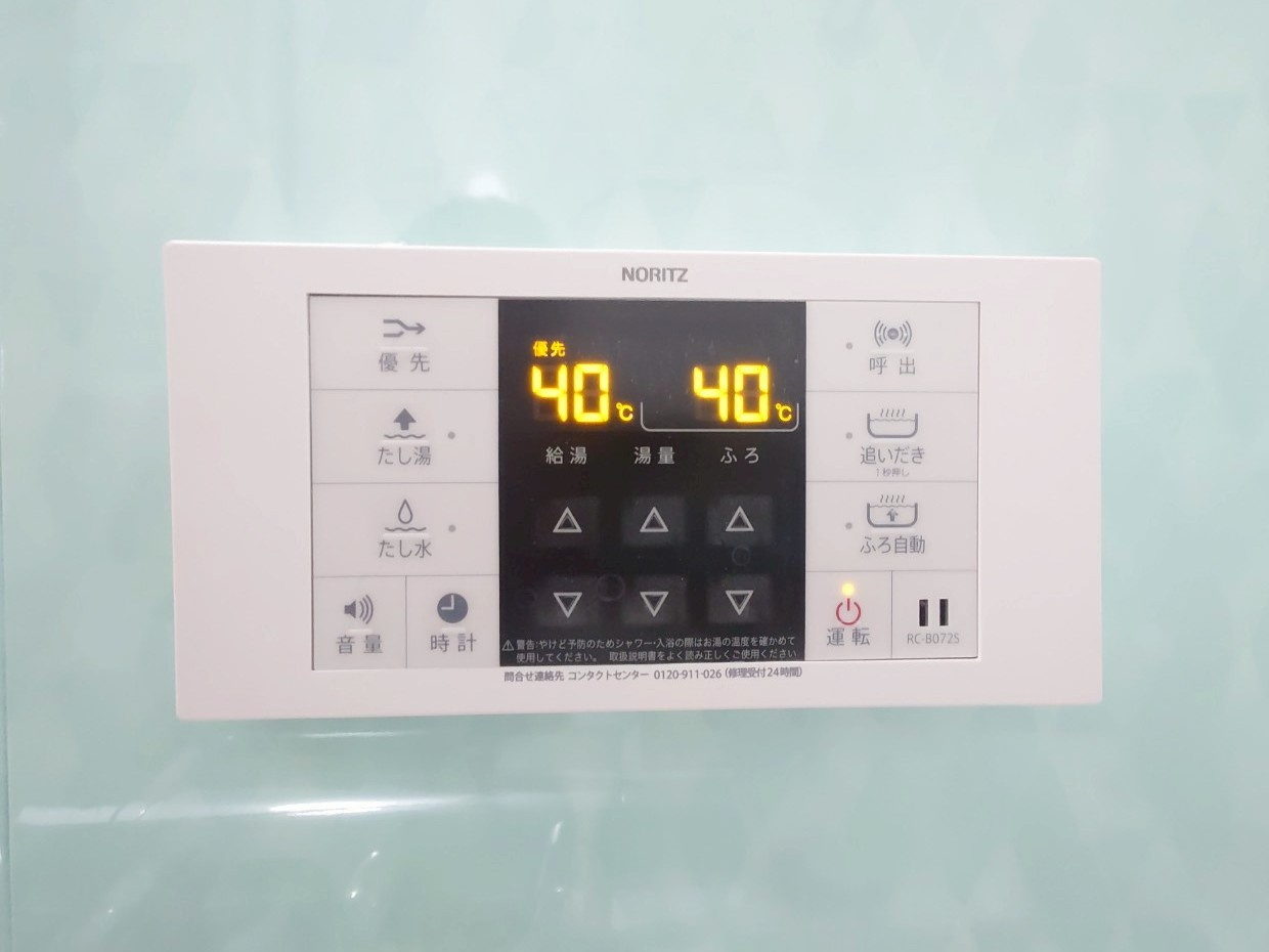 ◆室内リフォーム済み◆三方角住戸で開放的◆近鉄伊勢田駅徒歩５分◆４LDK◆パデシオン宇治伊勢田２番館の浴室|オートバス操作パネル