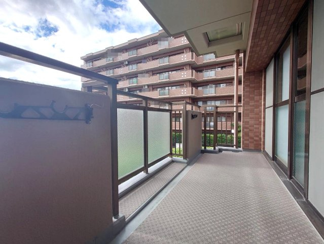 ◆室内リフォーム済み◆三方角住戸で開放的◆近鉄伊勢田駅徒歩５分◆４LDK◆パデシオン宇治伊勢田２番館のバルコニー|バルコニー