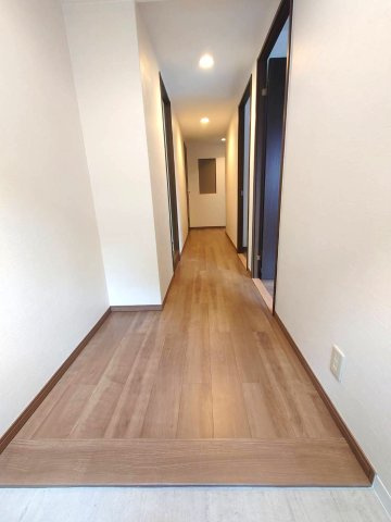 ◆室内リフォーム済み◆三方角住戸で開放的◆近鉄伊勢田駅徒歩５分◆４LDK◆パデシオン宇治伊勢田２番館のその他|廊下