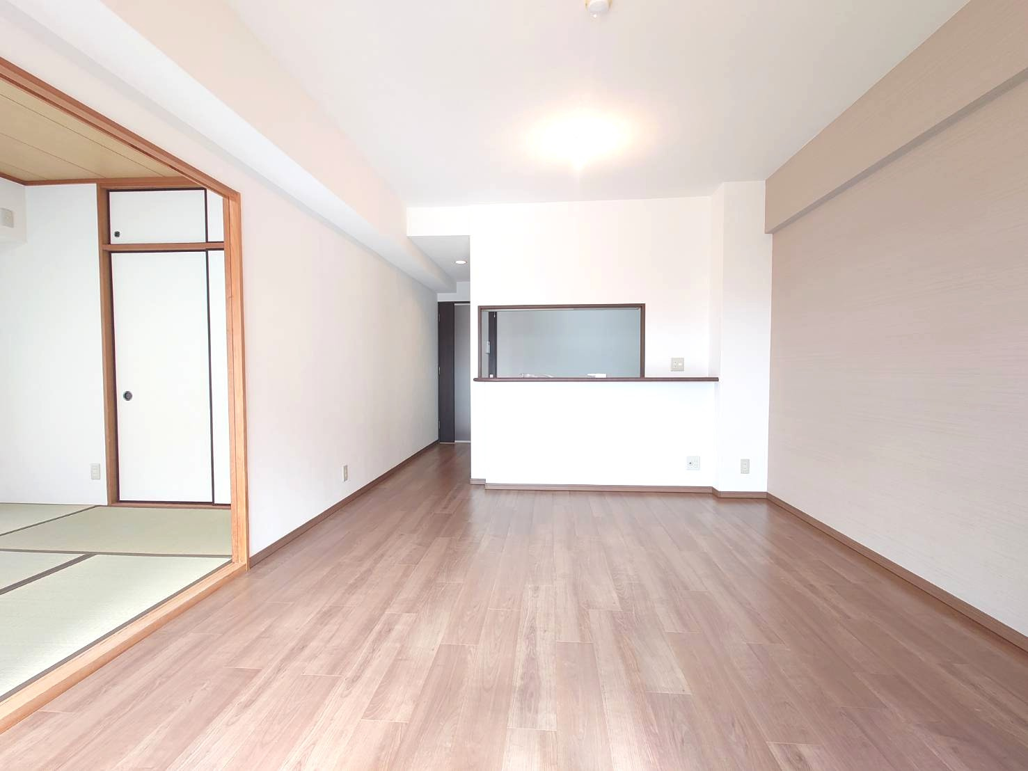 ◆室内リフォーム済み◆三方角住戸で開放的◆近鉄伊勢田駅徒歩５分◆４LDK◆パデシオン宇治伊勢田２番館の居間・リビング|リビング