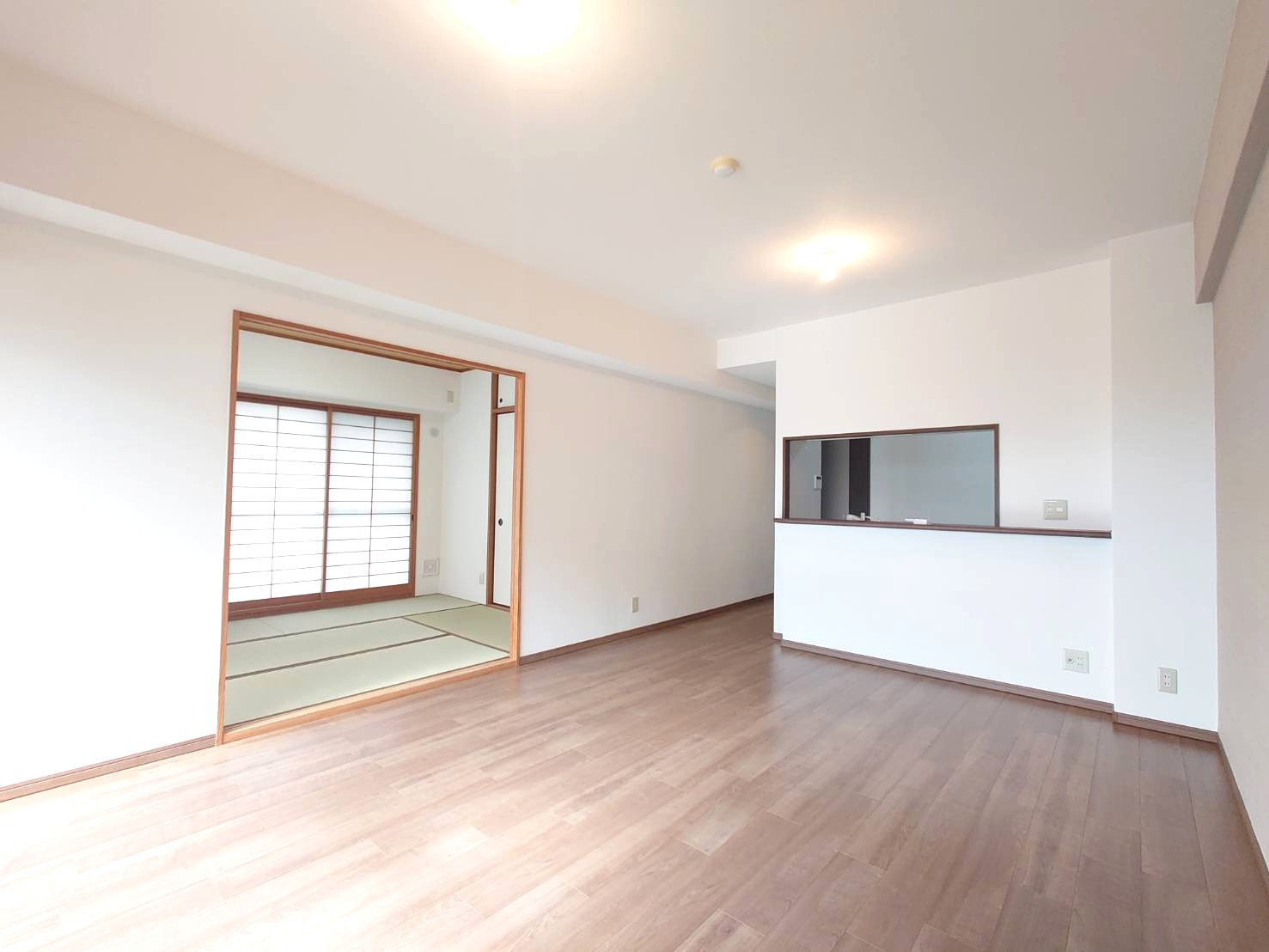 ◆室内リフォーム済み◆三方角住戸で開放的◆近鉄伊勢田駅徒歩５分◆４LDK◆パデシオン宇治伊勢田２番館の居間・リビング|リビング