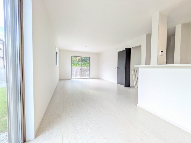 八王子市　めじろ台　新築一戸建て　７期の居間・リビング|～20.5帖の明るく開放感のあるLDK、家族団欒の時間をお過ごしいただけます～
