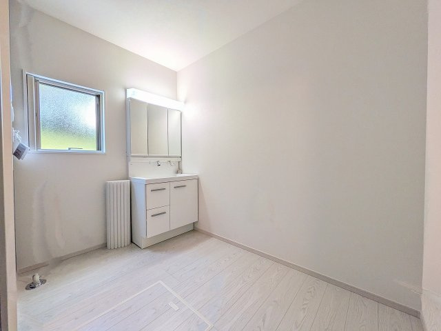 八王子市　めじろ台　新築一戸建て　７期の脱衣所|～窓付きで明るい洗面所　換気もしやすいです～