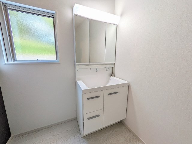 八王子市　めじろ台　新築一戸建て　７期の独立洗面台|～３面鏡付きの独立洗面台　細々している物をスッキリ収納出来ます～
