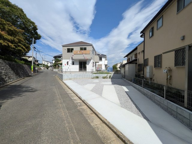八王子市　めじろ台　新築一戸建て　７期の前面道路含む現地写真|～北西側5ｍ道路に面しています～