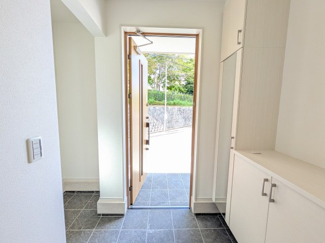 八王子市　めじろ台　新築一戸建て　７期の玄関|～シューズインクローク付き　物が溢れがちな玄関をスッキリとした状態に保てます～