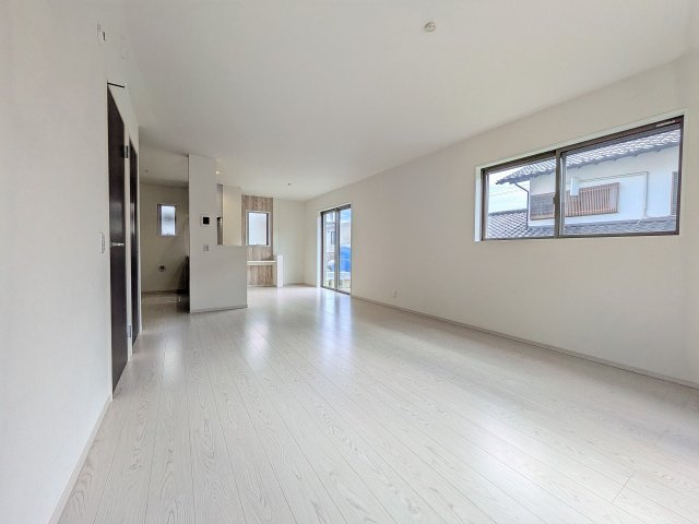 八王子市　めじろ台　新築一戸建て　７期の居間・リビング|～20.5帖の明るく開放感のあるLDK、家族団欒の時間をお過ごしいただけます～