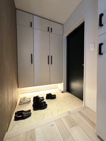 リラハイツ大通西ミュゼの玄関