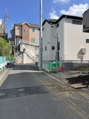 緑区長津田2丁目2期新築戸建の前面道路含む現地写真