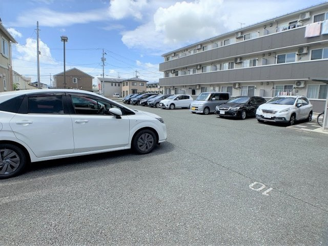 ロイヤルラパンの駐車場