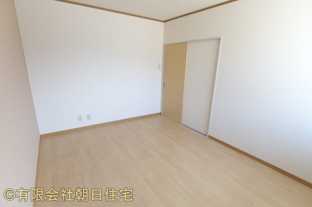 プレジール平山の洋室