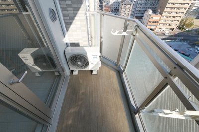 【バルコニー】 |  エスリード新大阪ヴェルデ | 外からの目が気にならないバルコニーで洗濯物が干せます