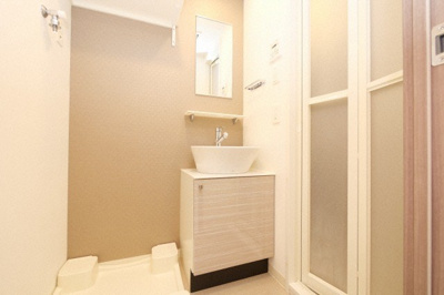 【独立洗面台】 |  エスリード新大阪ヴェルデ | 独立洗面台あり、毎朝おしゃれに忙しい女性の方におすすめです