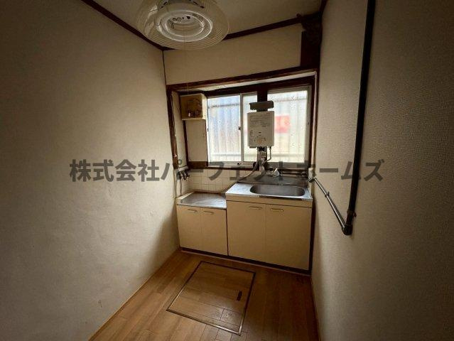 出口５丁目テラスハウスのキッチン|コンパクトなキッチンで掃除もラクラク