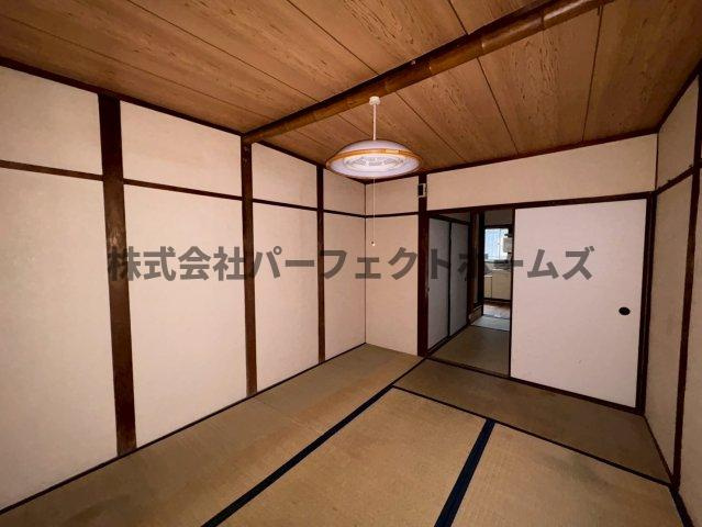 出口５丁目テラスハウスの和室|明るい和室です