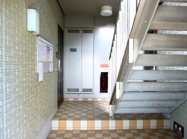 ファミールタカゼンE棟のロビー