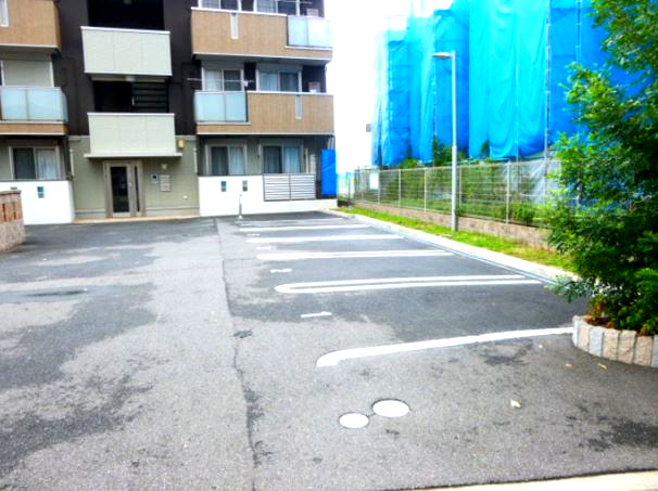 ファミールタカゼンE棟の駐車場
