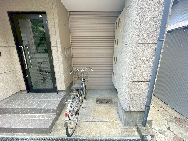 ハイツ西三国のエントランス