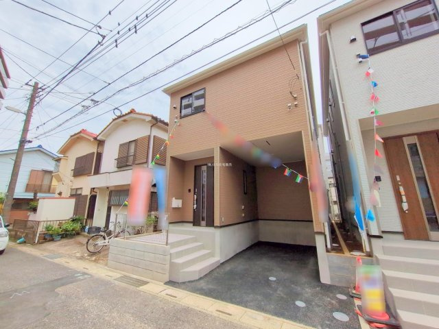 富士見市水谷東３丁目の新築一戸建の外観|2025年5月撮影
プライバシーも保てる2階リビング！
リビングイン階段採用でご家族のコミュニケーションもスムーズ♪

資料請求やご見学などお気軽にお問い合わせください。