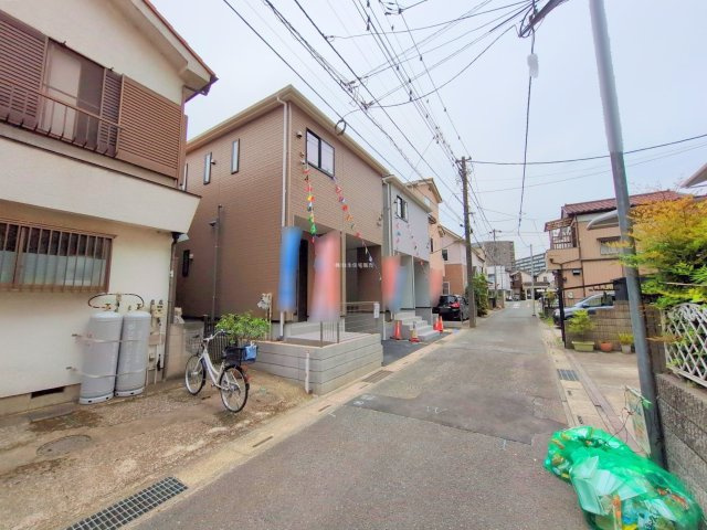 富士見市水谷東３丁目の新築一戸建の前面道路含む現地写真|周辺は低層住宅が建ち並ぶ落ち着いた住環境です。