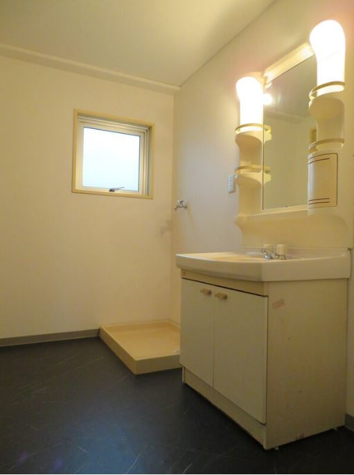 丸一ビル【キャッシュバック】の洗面所|明るい洗面所です