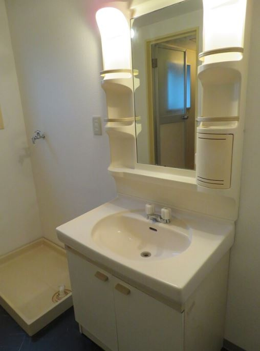 丸一ビル【キャッシュバック】の独立洗面台|独立洗面台、小物を置くことができて便利です