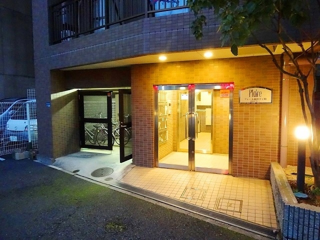 プレール新宿余丁町のエントランス|夜でも明るいエントランスです☆