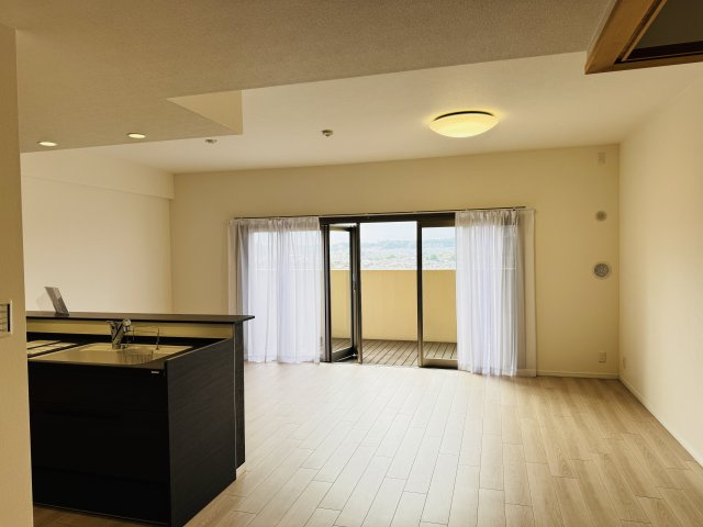 グランシティレイディアントアクアヴィータの居間・リビング|～18.9帖の明るいLDK、家族団欒の時間をお過ごしいただけます～