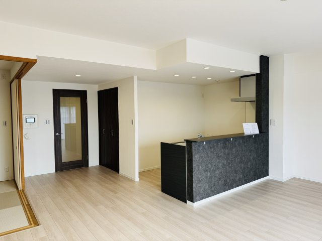 グランシティレイディアントアクアヴィータの居間・リビング|～18.9帖の明るいLDK、家族団欒の時間をお過ごしいただけます～