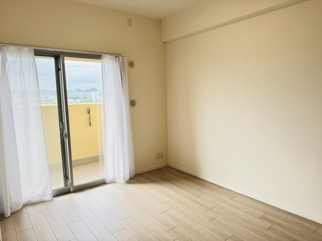 グランシティレイディアントアクアヴィータの洋室|～リビングに隣接している6.0帖の洋室です～