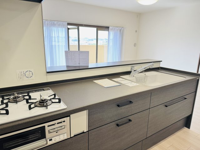 グランシティレイディアントアクアヴィータの内装|～リビングにいるご家族とのコミュニケーションもとりやすいカウンターキッチンです～