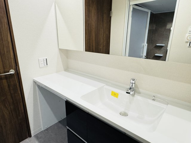 グランシティレイディアントアクアヴィータの独立洗面台|～ワイドカウンタ―付きの独立洗面台も新規交換済です～