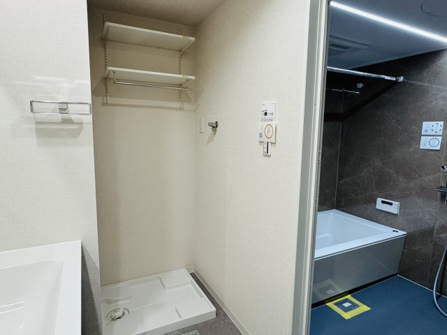 グランシティレイディアントアクアヴィータの脱衣所|～脱衣所には便利な可動棚が設置されています～