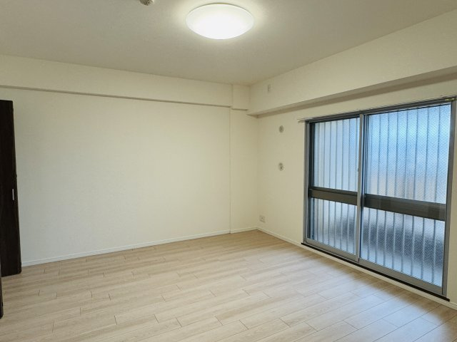 グランシティレイディアントアクアヴィータの寝室|～10.0帖の主寝室　ベッドなど大型家具のレイアウトもしやすい広さです～