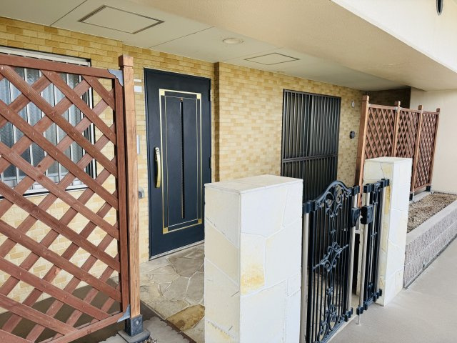 グランシティレイディアントアクアヴィータの玄関|～戸建て感覚、プライベートポーチ付きの玄関です～