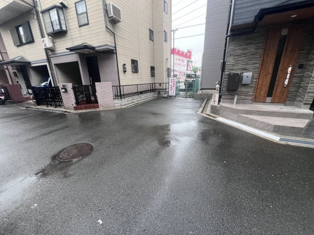 音羽町中古戸建の前面道路含む現地写真|■開放的な立地