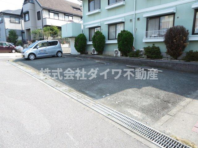 ジュネス若松の駐車場