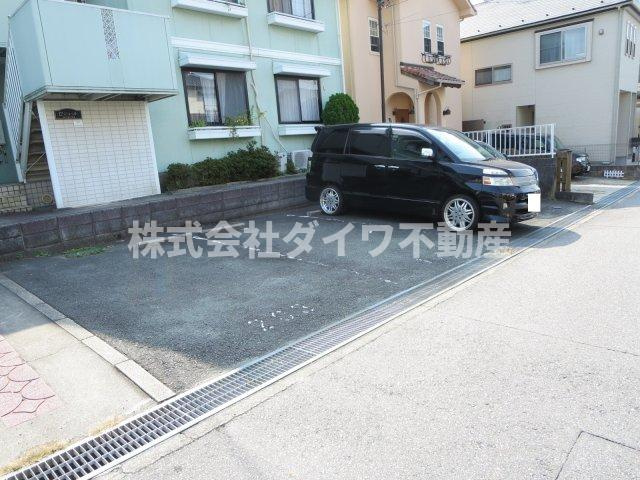 ジュネス若松の駐車場