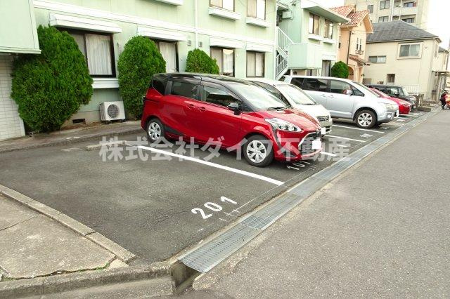 ジュネス若松の駐車場