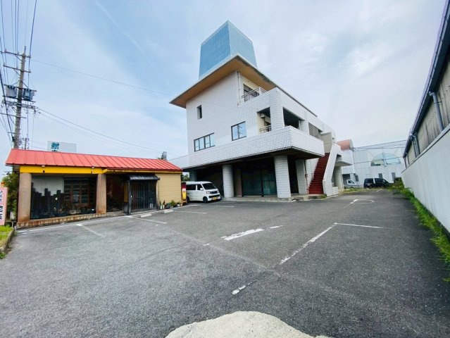 店舗付住宅　大垣市横曽根4丁目　昭和59年築の駐車場