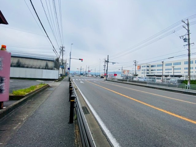 店舗付住宅　大垣市横曽根4丁目　昭和59年築の前面道路含む現地写真