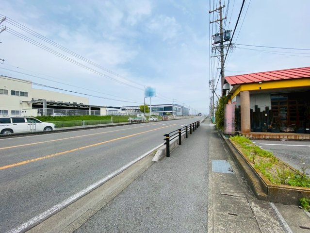 店舗付住宅　大垣市横曽根4丁目　昭和59年築の前面道路含む現地写真