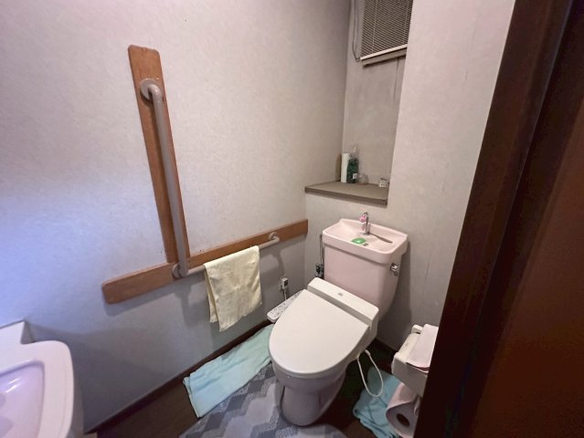店舗付住宅　大垣市横曽根4丁目　昭和59年築のトイレ