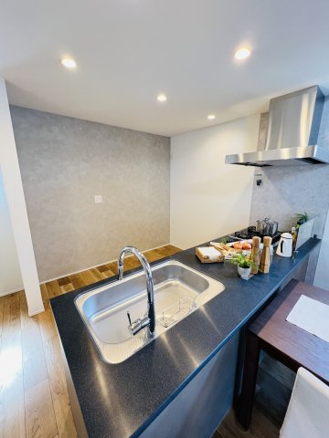 「海がきこえる。」湘南スローライフin二宮山西のその他|スタイリッシュなブラックの人造大理石のキッチン。
背後もカップボードが置ける十分なスペースがあります◎