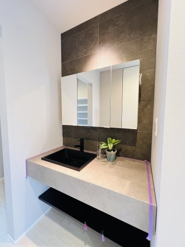 「海がきこえる。」湘南スローライフin二宮山西の洗面所|朝の支度がちょっと楽しくなる、ホテルライクな洗面スペース。
モノトーン×間接照明が、上質な“日常”を演出してくれます。