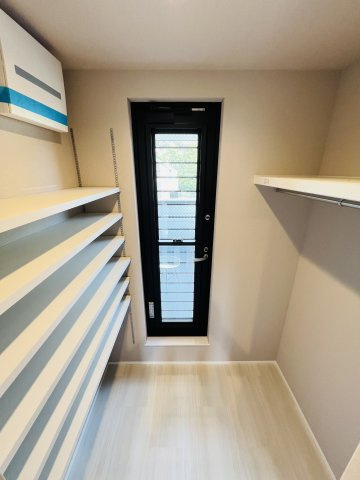 「海がきこえる。」湘南スローライフin二宮山西の収納|ランドリースペースの横に収納！
”家族のよく使うアイテム”はまとめてココへ収納しておけます！